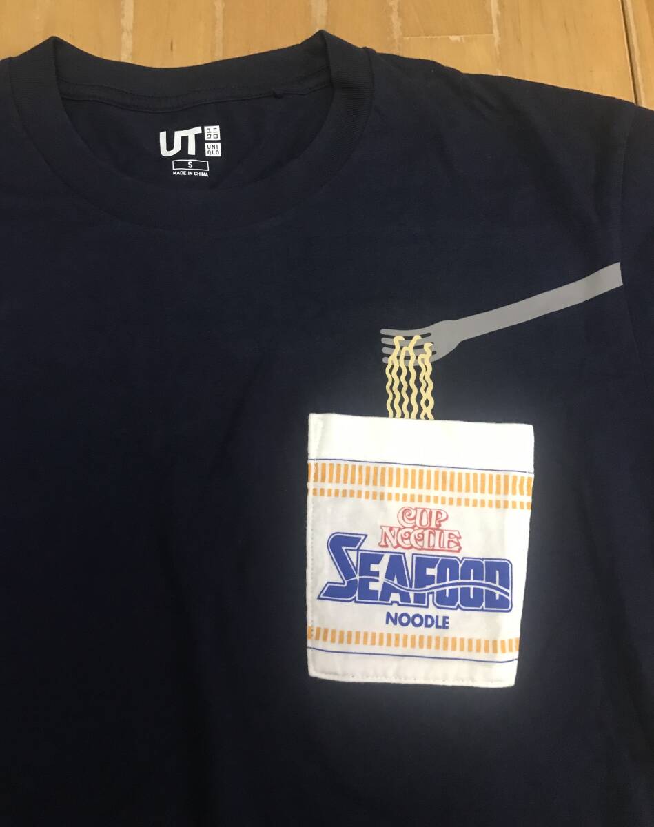 古着　ユニクロ　日清食品 カップヌードル シーフード ヌードル Tシャツ　Sサイズ　ネイビー　CUP NOODLE SEAFOOD UNIQLO UT_画像2