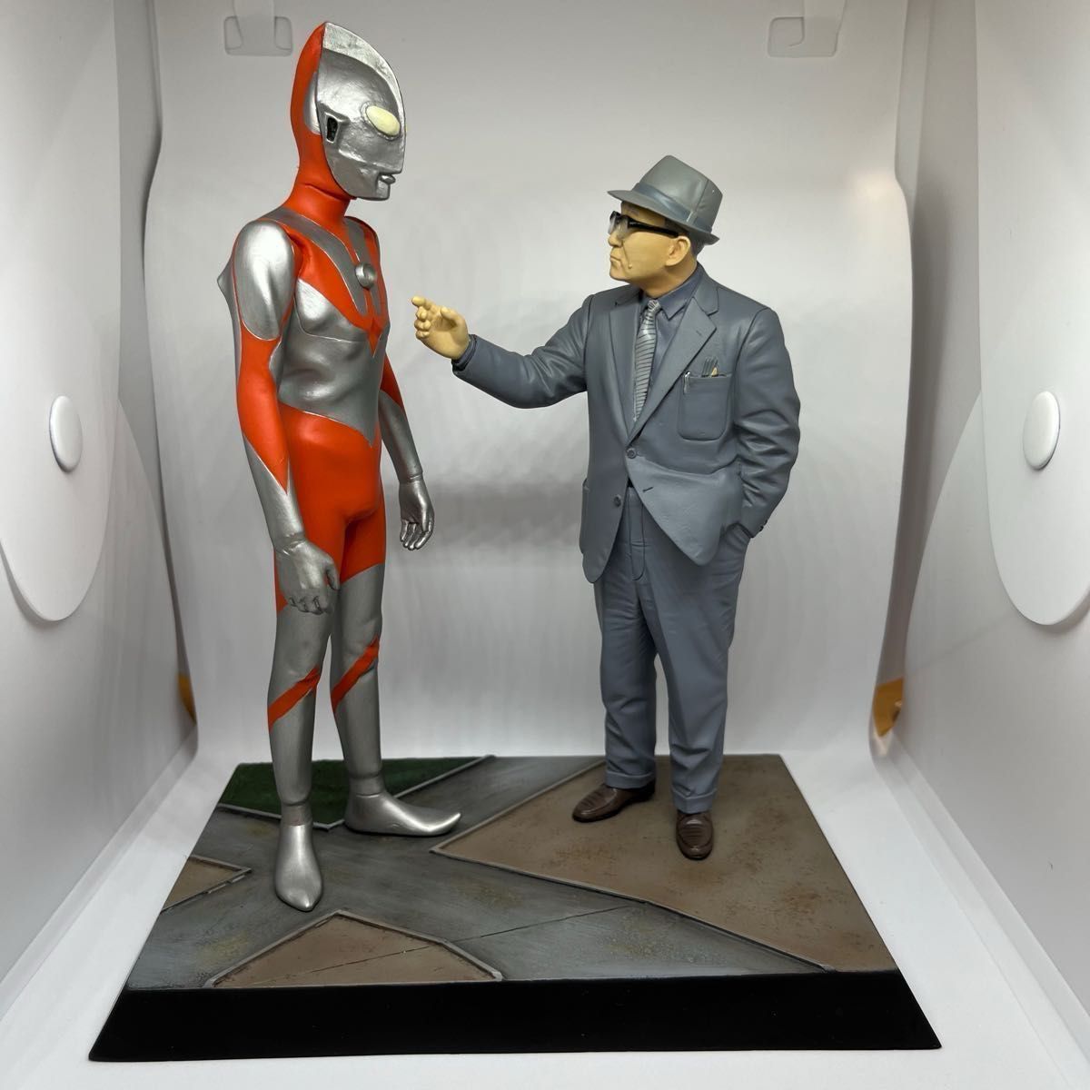 【限定品】円谷英二氏とウルトラマン ポリストーンスタチュー