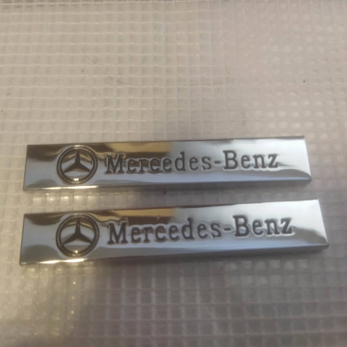 【送料込】Mercedes-Benz(メルセデスベンツ) エンブレムプレート 黒文字 縦1.0cm×横6.0cm 2枚組 金属製 の画像1