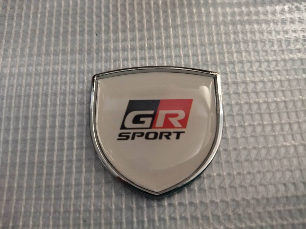 【送料込】GR SPORT ホームベース型エンブレム ホワイト 縦3.9cm×横3.9cm×厚さ2.5ｍｍ トヨタ ガズーレーシング　　_画像1