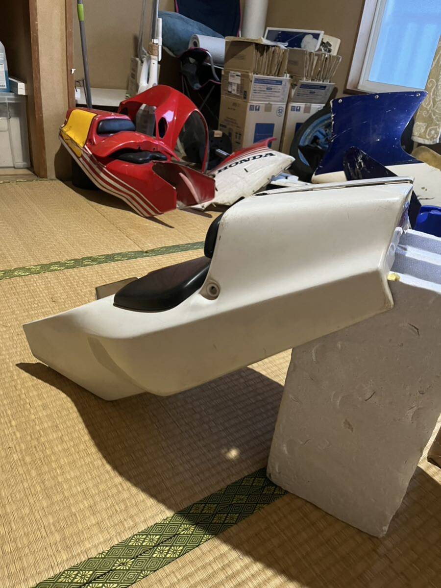 【結構美品】NSR50 前期　純正シートカウル　テールカウル　外装　白　NSR80 NS-1_画像3