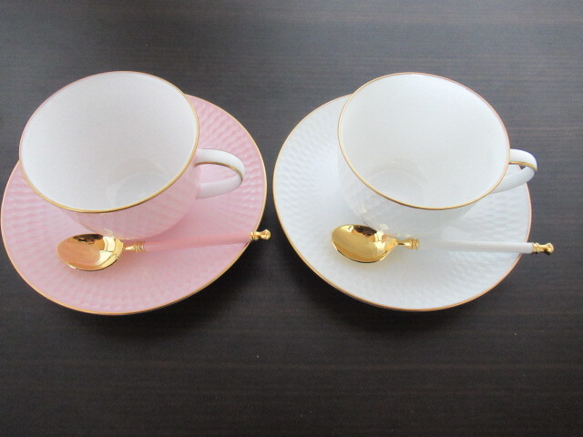 ★ノリタケ(Noritake)★ダイヤモンドコレクション　金彩　ピンク　ホワイト　ペア　カッブ＆ソーサー＆スプーン　2客セット 陶磁器_画像2