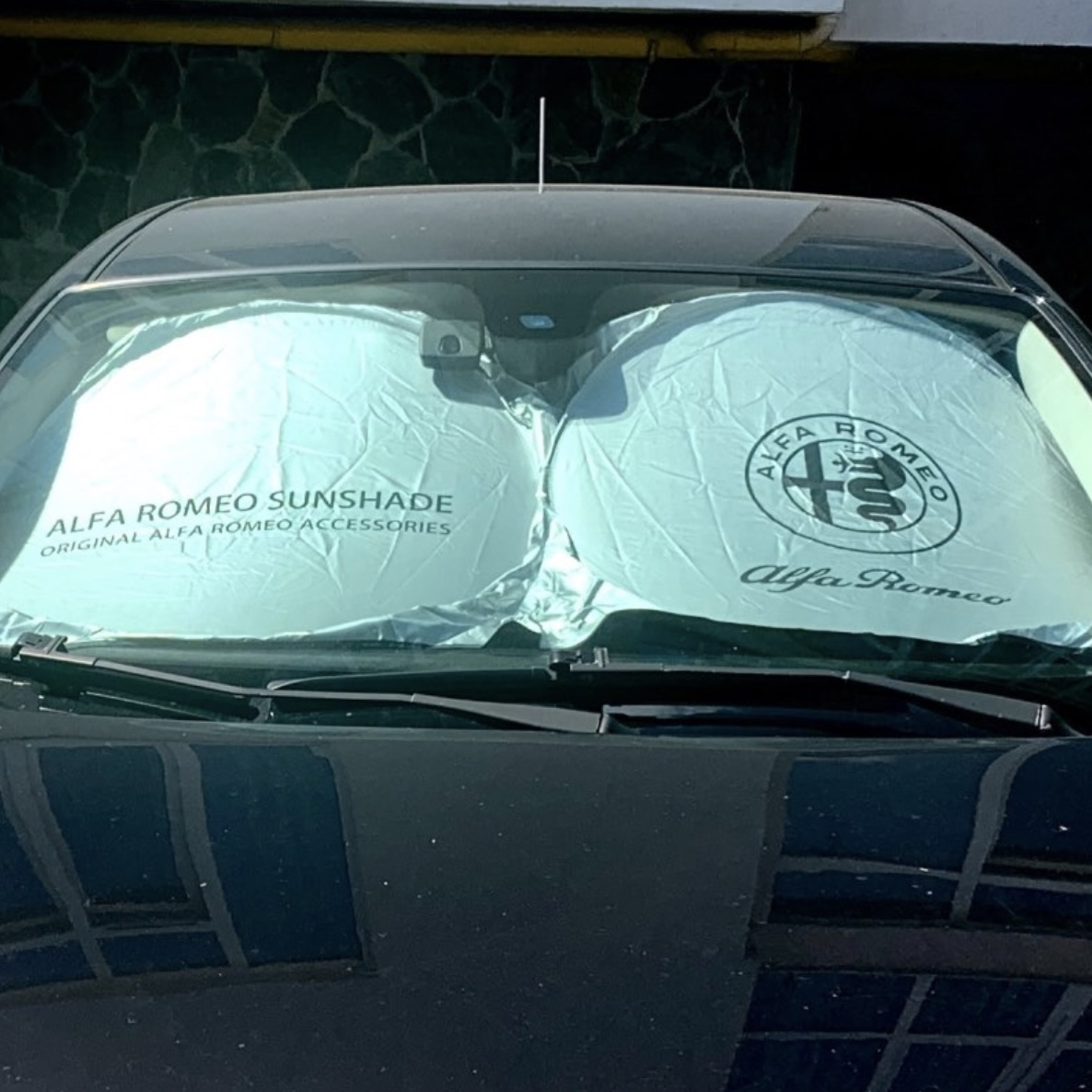 サンシェード フロントガラス用 車 アルファロメオ ALFA ROMEO 150×70cm メタリック反射 紫外線遮断 折り畳み簡単 ★新品送料無料★の画像1