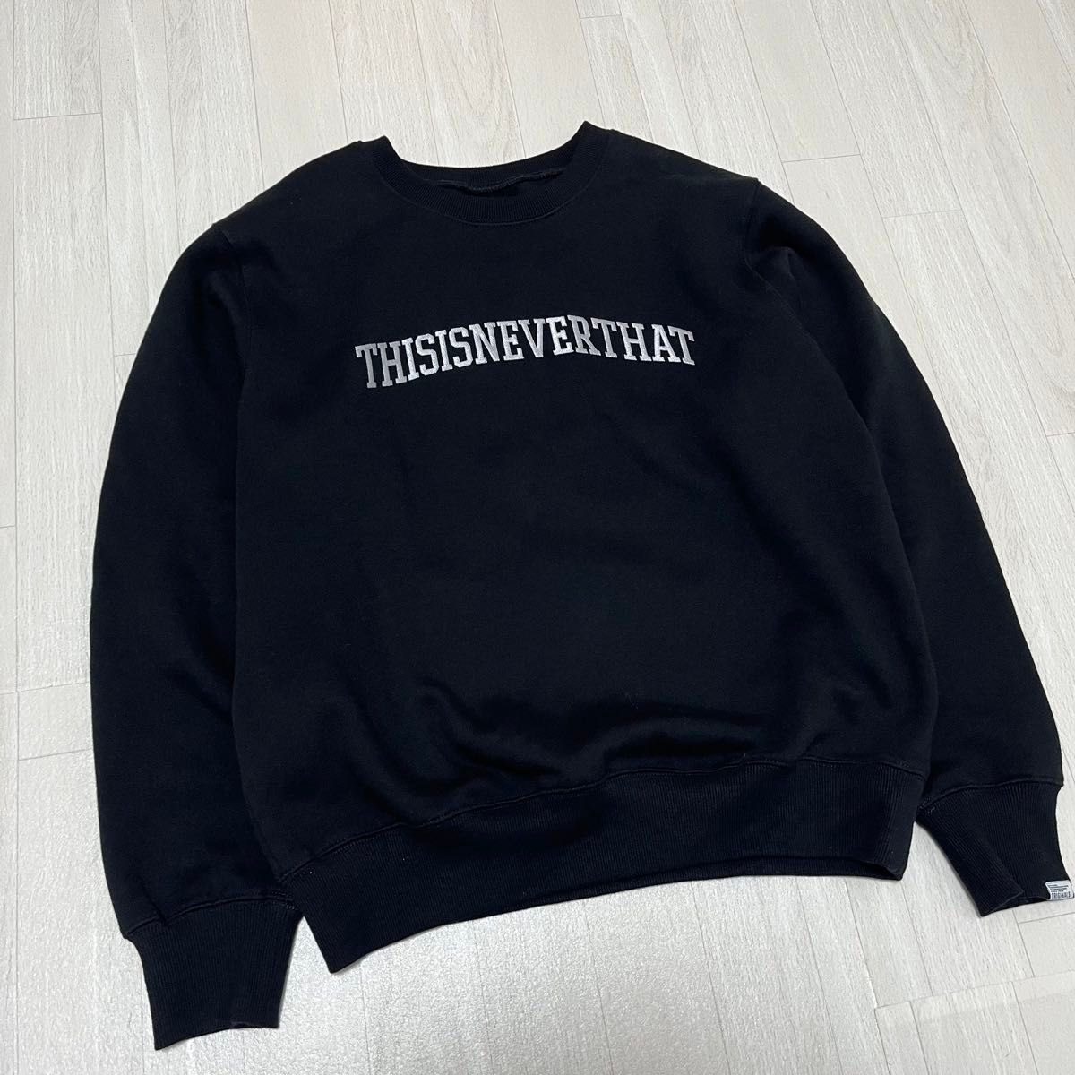 thisisneverthat ロゴ クルーネックスウェット シルバー ブラック