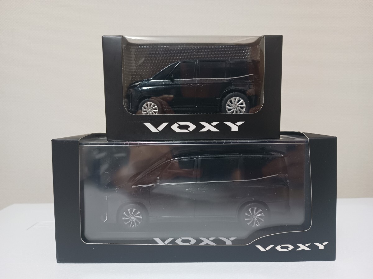 3/17取り下げ【新品／未開封】トヨタ VOXY ヴォクシー 90系 プルバックカーミニカー ＆ ヴォクシー 1/30スケールダイキャストミニカー_画像1