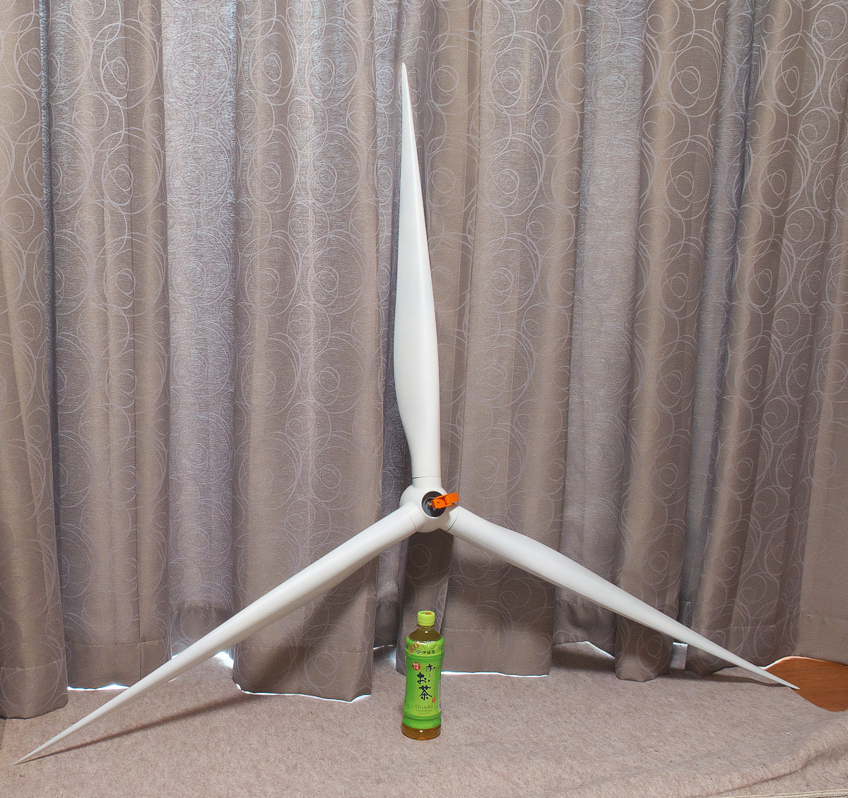 1/50スケール　クレーン模型の吊り荷用　風力発電　風車のローター windturbine blade rotor 1:50 scale_500のペットボトルは大きさ比較用です。