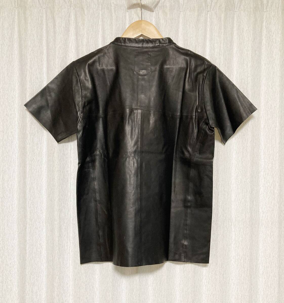 美品☆[CRIMIE] 21SS 定価63,800 LEATHER HENRLY NECK SHIRT ヘンリーネック 半袖 レザーシャツ M 羊革 ブラック CR1-02A1-SS31 クライミー_画像2