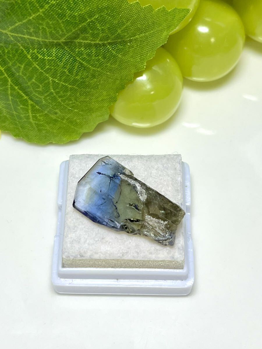 タンザナイト 夜明け色の美しい標本　11.47ct 22.8x13.3mm ナチュラル マルチカラー ファセット ラフ 　タンザニア