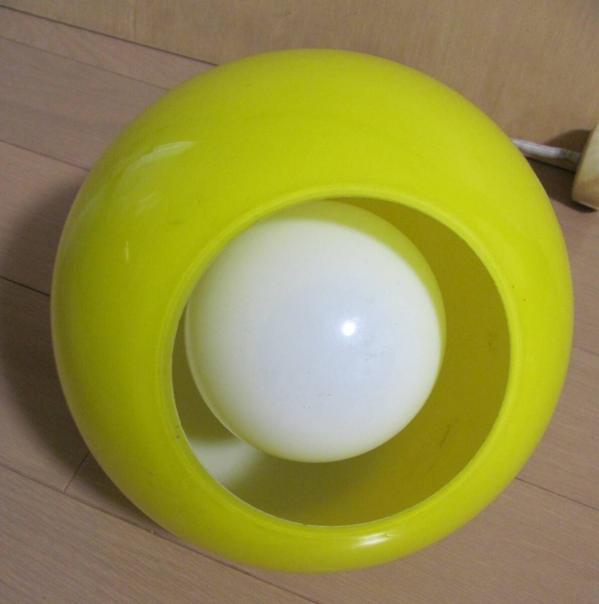 昭和レトロ 吊り下げ照明器具 黄色丸型 ガラス笠 40ｗの画像2