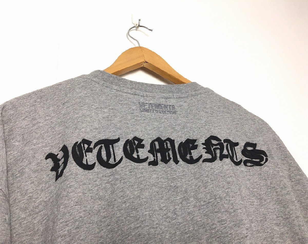 VETEMENTS アナーキーゴシックロゴ Tシャツ UE51TR640G-中古美品-D2210_写真実物・中古美品