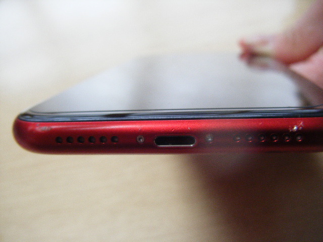 Apple iPhone11 PRODUCT RED 赤 64GB バッテリ８１%　箱入り美品　AU　ドコモ　ソフトバンク_すみません、下側、左右に傷ありました！