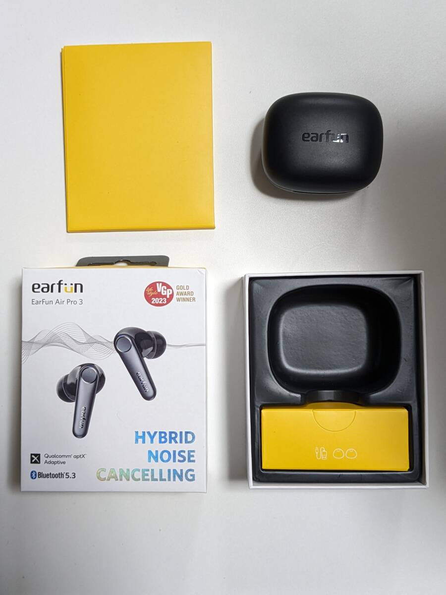 Earfun Air Pro 3　ブラック_箱の角が少しだけ凹んでいます