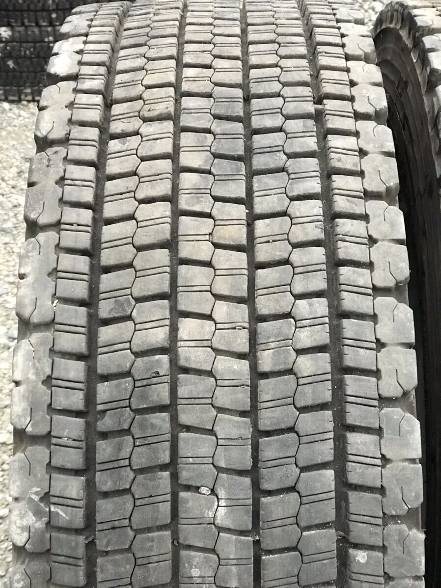 3076 ブリヂストン　275/70R22.5 スタッドレス　2本セット_画像2