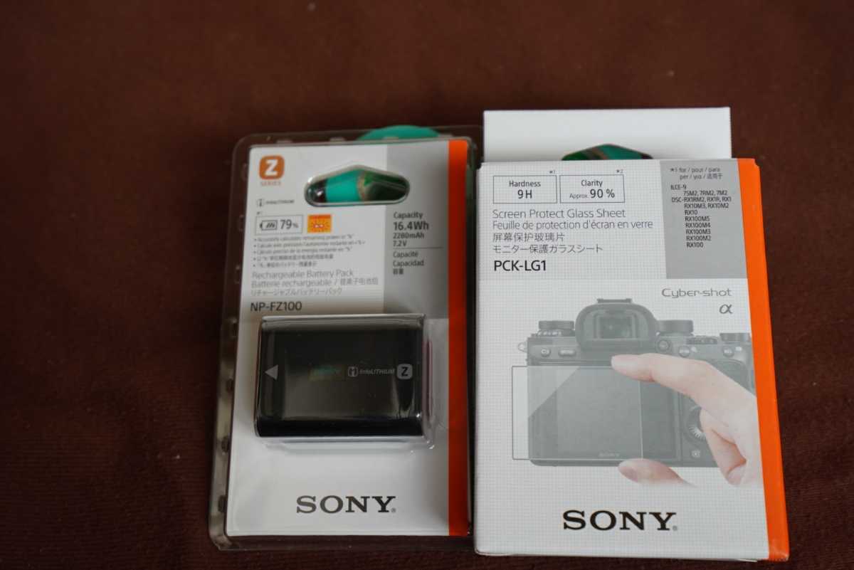 NP-FZ100 SONY 純正 未開封新品 ソニー。 おまけPCK-LG1 共に未開封品_画像1