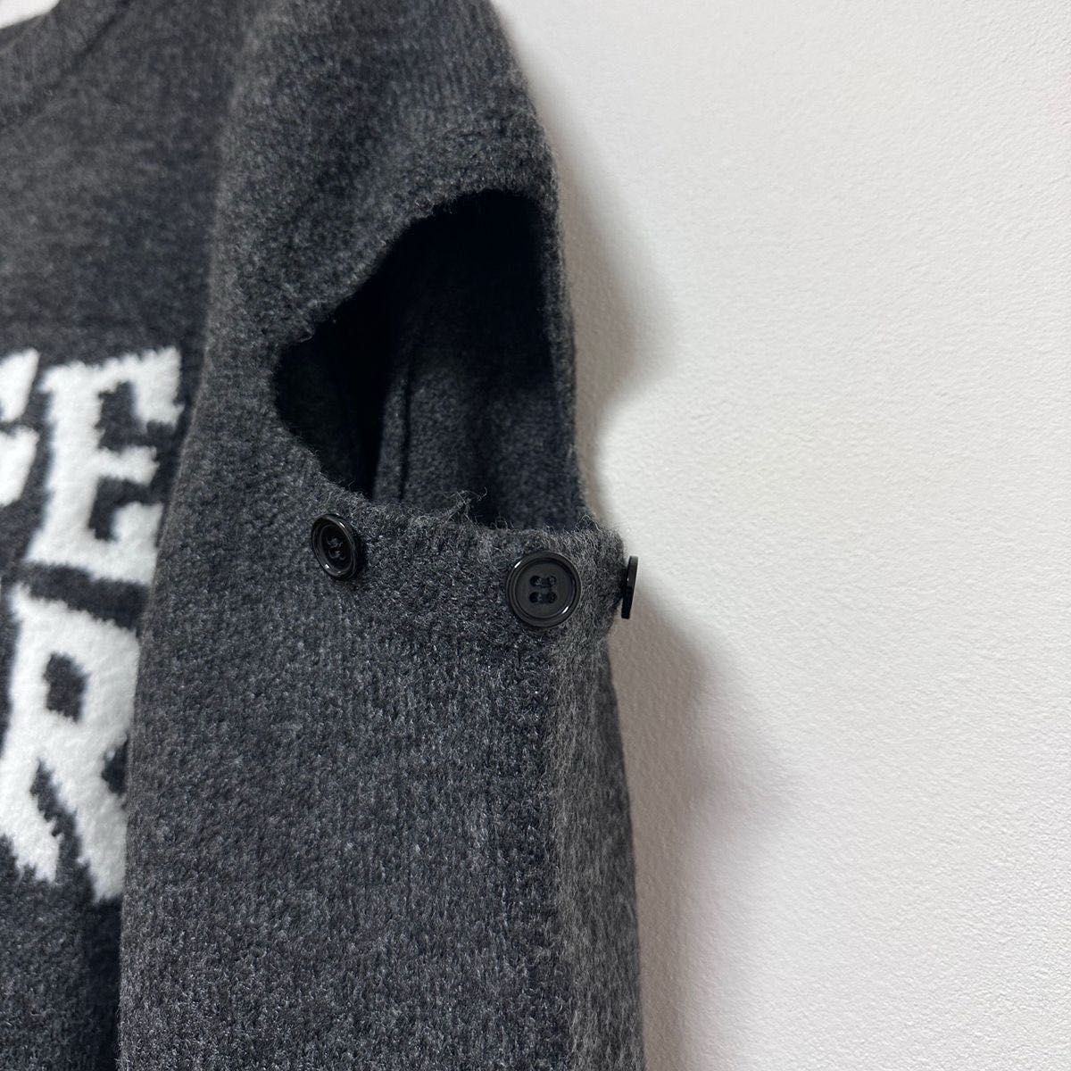 【新品】デザイン　ロゴ　ニット　トップス　セーター　袖カットアウト　オフショル　グレー　おしゃれ　韓国