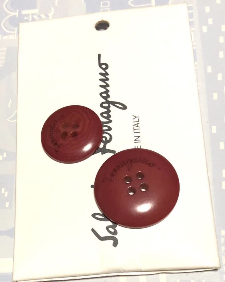 サルバトーレフェラガモ Salvatore Ferragamo ボタン 2個セット 洋服 赤系 ブランド ロゴ入りボタン