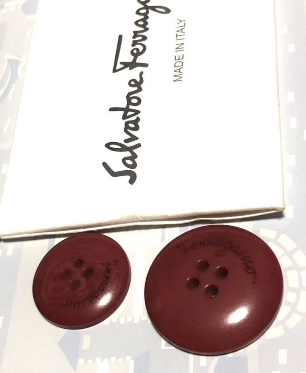 サルバトーレフェラガモ Salvatore Ferragamo ボタン 2個セット 洋服 赤系 ブランド ロゴ入りボタン