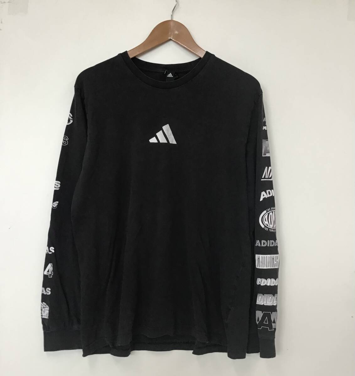 《 H 311》adidas アディダス 長袖Tシャツ ロンT スポーツ プリント Lサイズ 黒 トップス 1円スタート アメリカ古着 古着卸_画像2