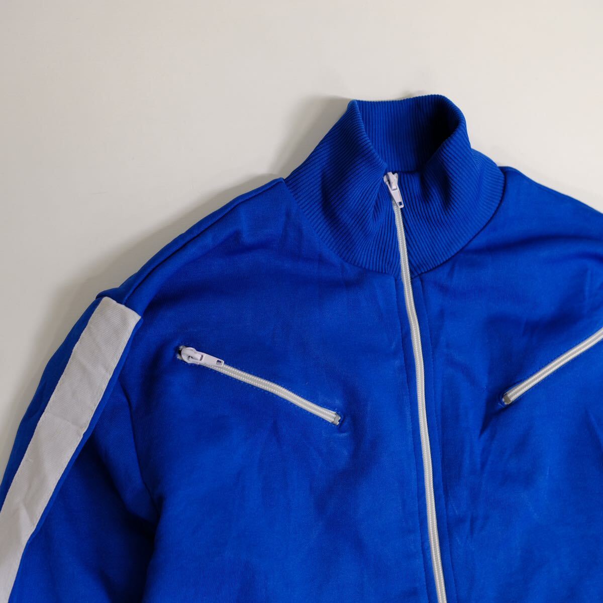 【1980s】ドイツヴィンテージ トラックジャケット　古着　青　ジップ　ビンテージ　ジッパーデザイン　ブルー　ジャージ　トップ　_画像2