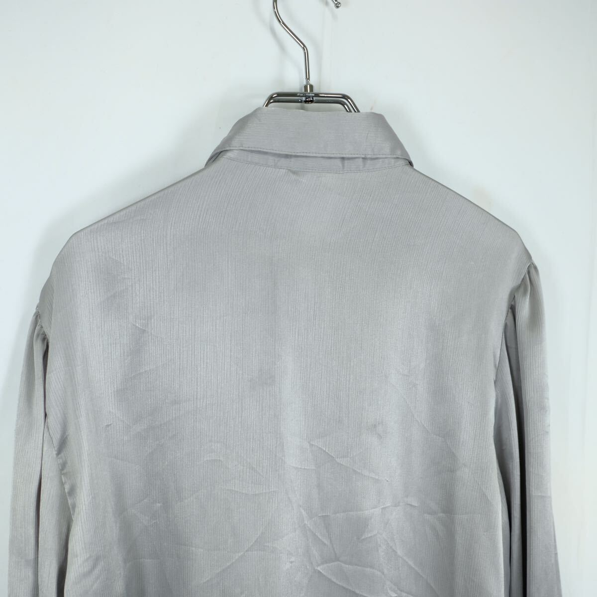 【1980s】ビンテージ ボウタイ付きシャツ USA製 ドレス グレー シルバー 古着屋 イカ胸 フリル 銀 ボックス オーバーサイズの画像5