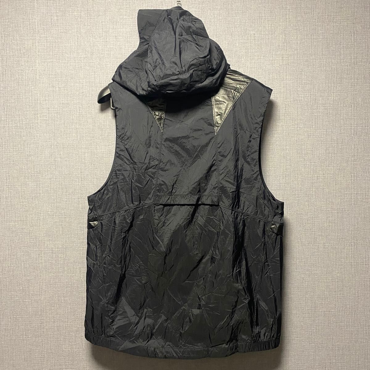 希少　未使用　アンダーアーマー　ノースリーブ　パーカー　シャカシャカ XXL メンズ　FITED ベスト　ナイロン