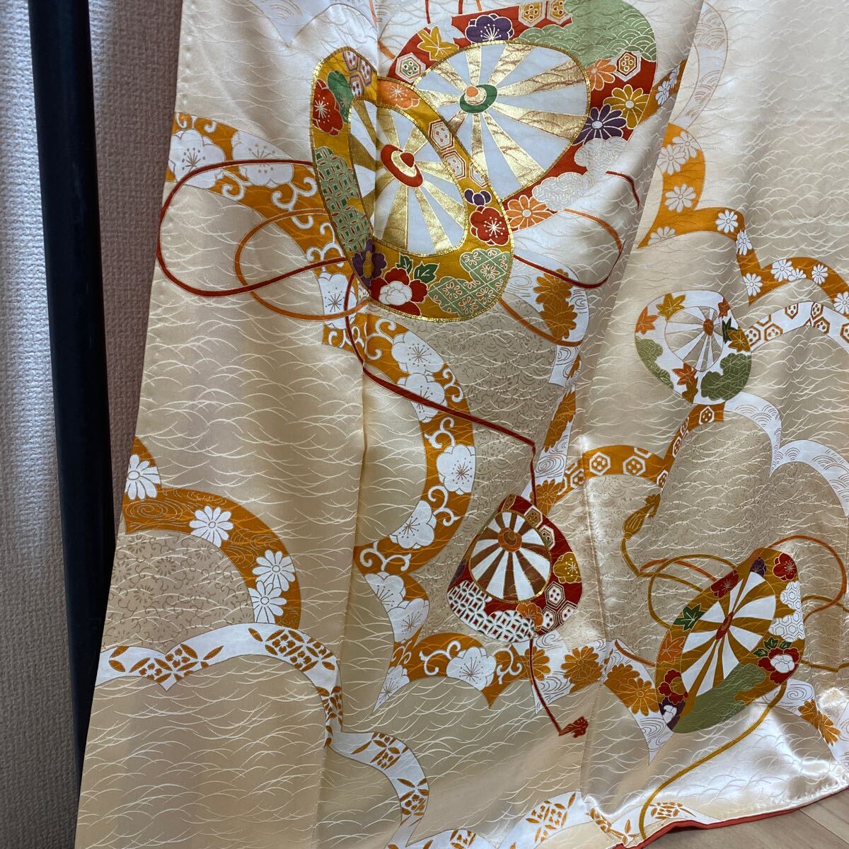 着物　総柄　袷　訪問着 薄オレンジ色　華やか　綸子 金駒刺繍　春夏秋冬　着丈157.5cm 裄丈61cm 0319-2m_画像3