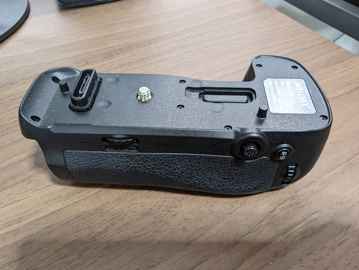 単三電池駆動可 MB-D18互換 Nikon D850用 WELLSKY マルチパワーバッテリーパック 縦グリ の画像4