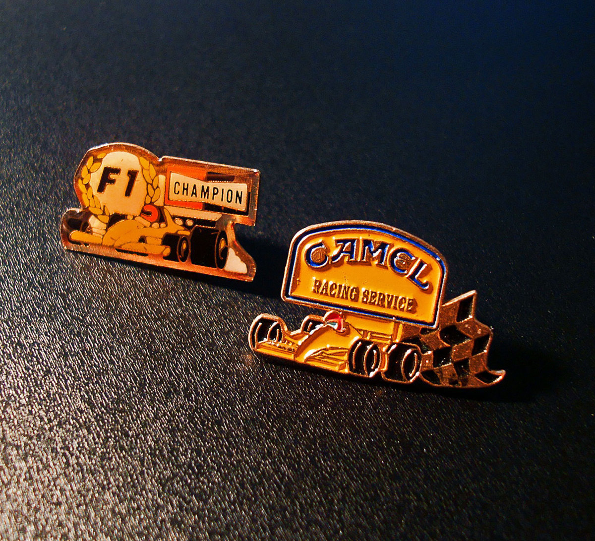 ■レース　F1　ピンバッジ　33　2個セット　/ CAMEL_サイズＳＭ