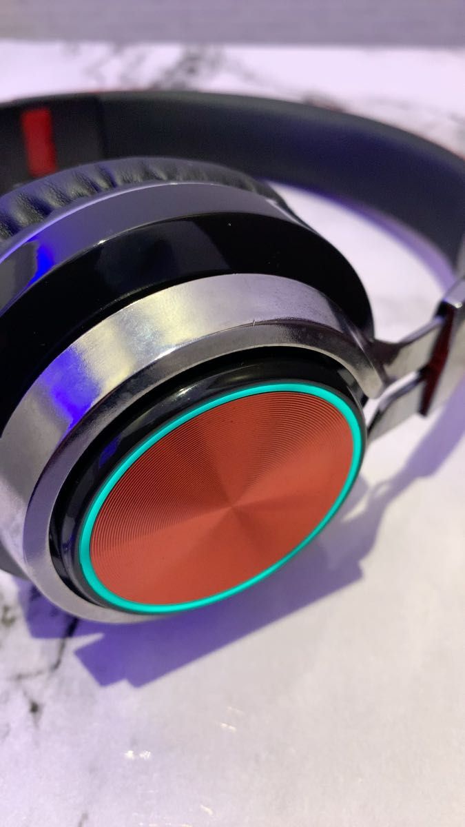 Bluetooth光るヘッドフォン　本体両サイドに丸くLEDの幻想的な灯りがふんわり灯る　プレミアムLED 夜トレーニングに！