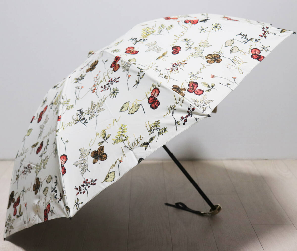 新品【ジルスチュアート】晴雨兼用 折りたたみ傘 四つ葉のクローバー 新品タグ付き【ジルスチュアート】晴雨兼用 折りたたみ傘 箔文字