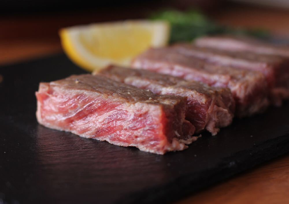 大容量2kg 牛肉サーロインステーキ　成型肉　国産牛脂　◯_画像1