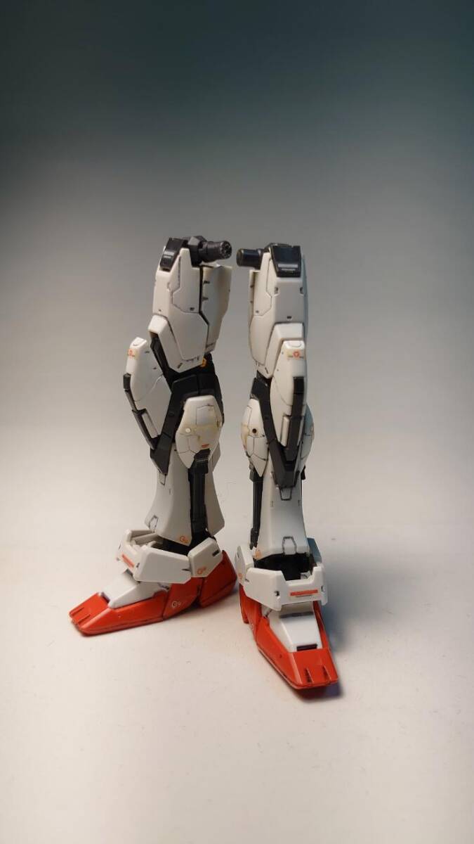 RG 1/144 エールストライクガンダム (ガンダムSEED)　脚部※シール添付、スミ入れアリ　ガンプラ 完成品 ジャンク_画像1