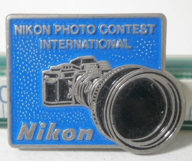 当時もの NIKON カメラ型 ピンバッジ 青 70s 80s Vintage ニコン 金属製 メタル バッジ カメラ グッズ 記章_画像3