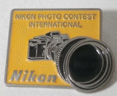 当時もの NIKON カメラ型 ピンバッジ 黄色 70s 80s Vintage ニコン 金属製 メタル バッジ カメラ グッズ 記章の画像1