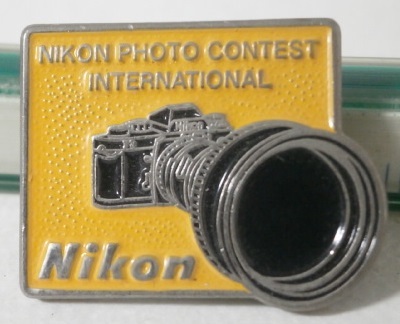 当時もの NIKON カメラ型 ピンバッジ 黄色 70s 80s Vintage ニコン 金属製 メタル バッジ カメラ グッズ 記章の画像4