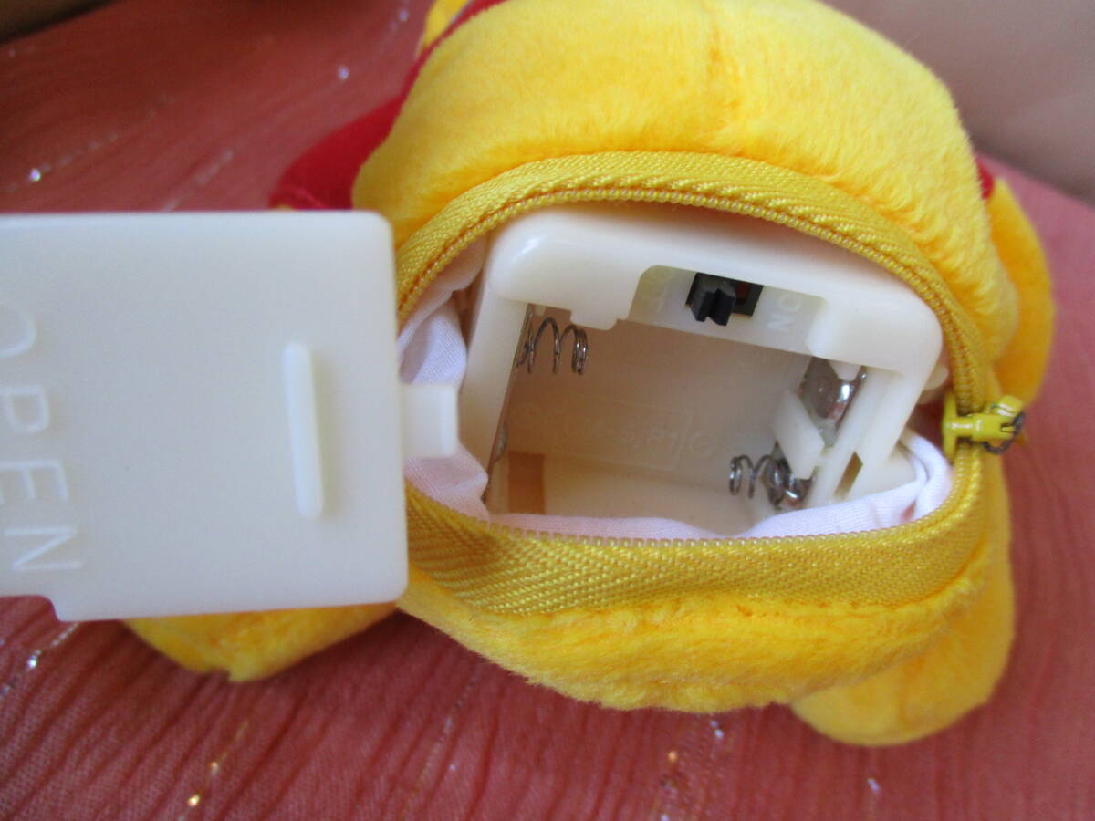 ■ぷ～C-⑯ ※訳あり【プーさん★おもちゃ;動作確認できておりません! 】Pooh マスコット ぬいぐるみ お人形 Tokyo Disneyland_電池収納部。