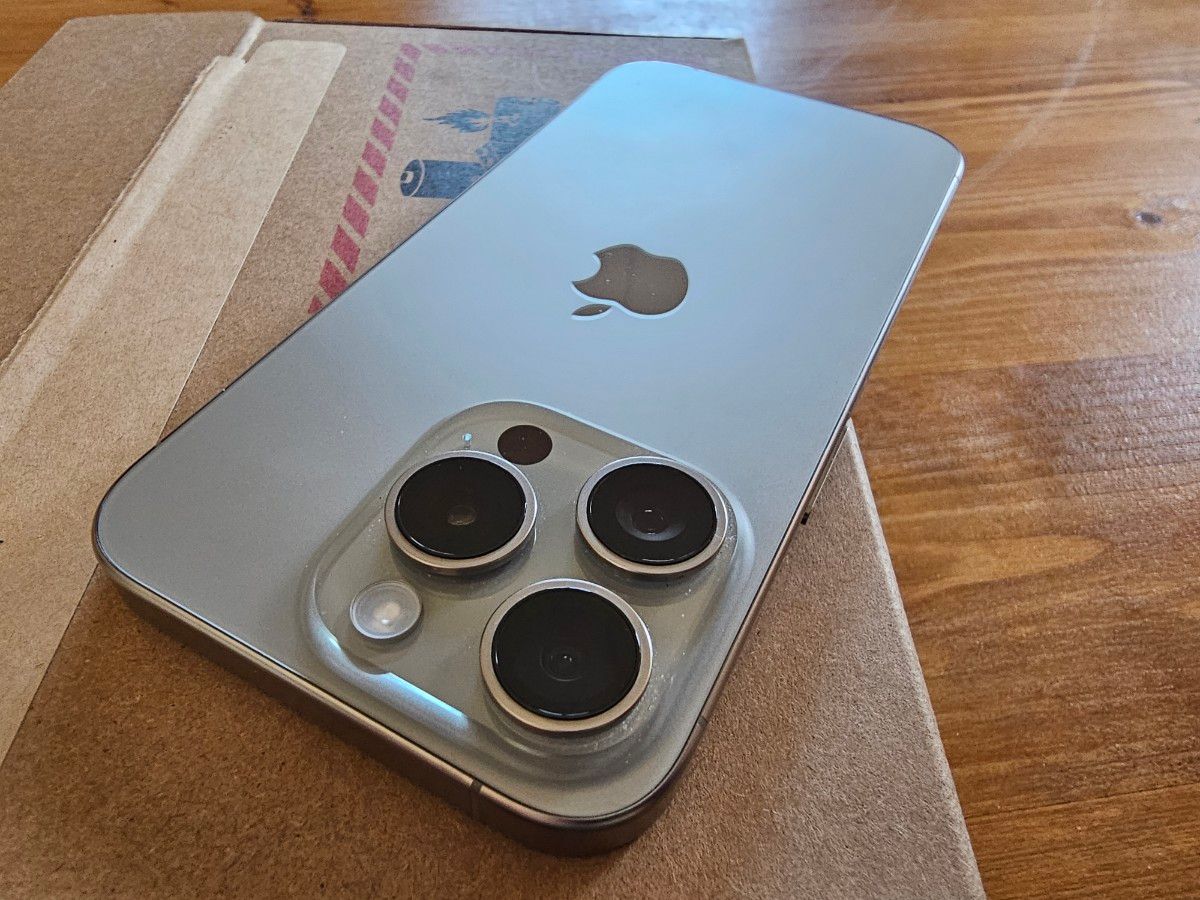 iPhone 15 pro 256gb ナチュラルチタニウム AppleStore購入品 極 iPhone 15 pro 256gb ナチュラルチタニウム AppleStore購入品 極