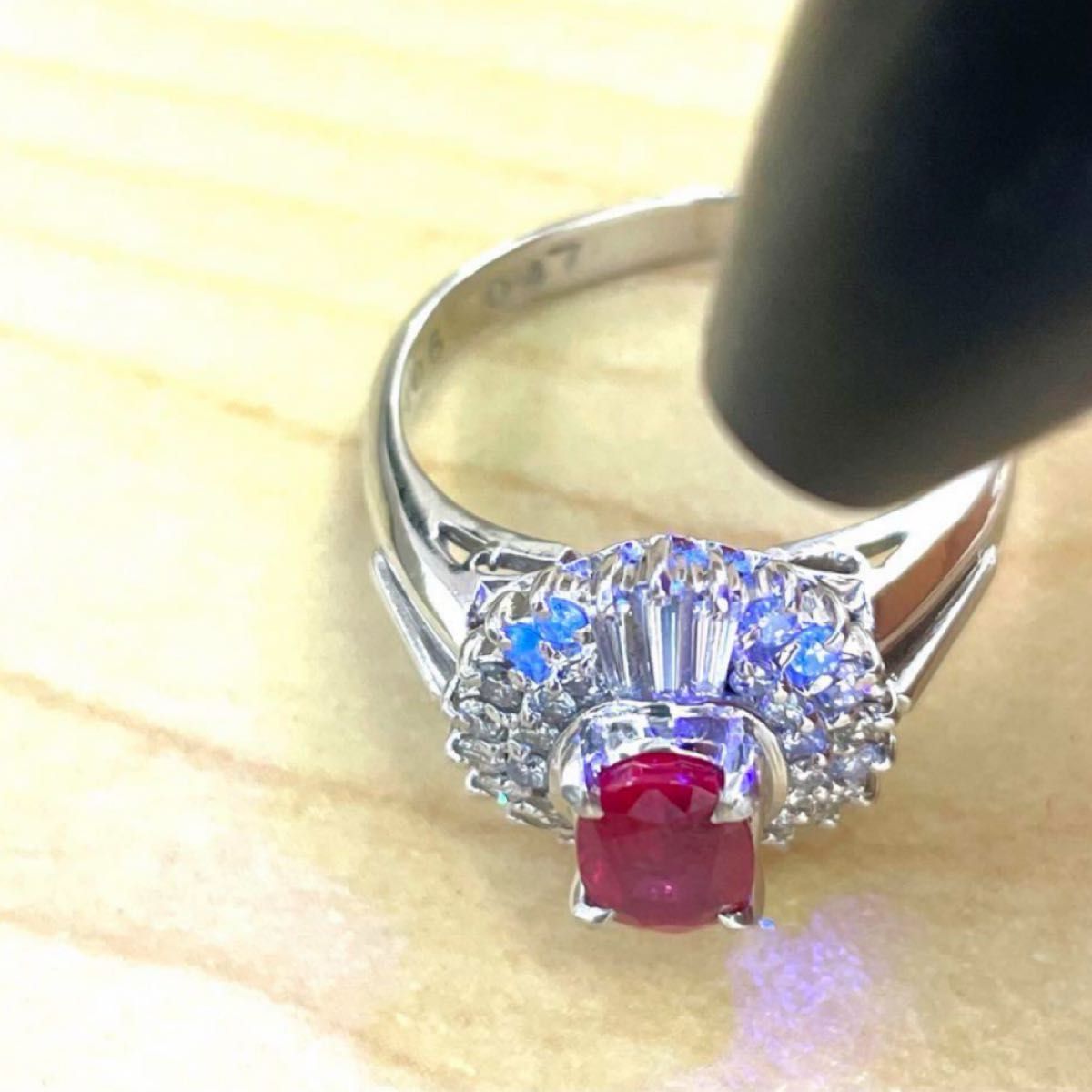【上質な真っ赤なルビー】【大粒】【高級】ダイヤ取り巻きリング　Pt900 ダイヤモンドリング ダイヤ 指輪