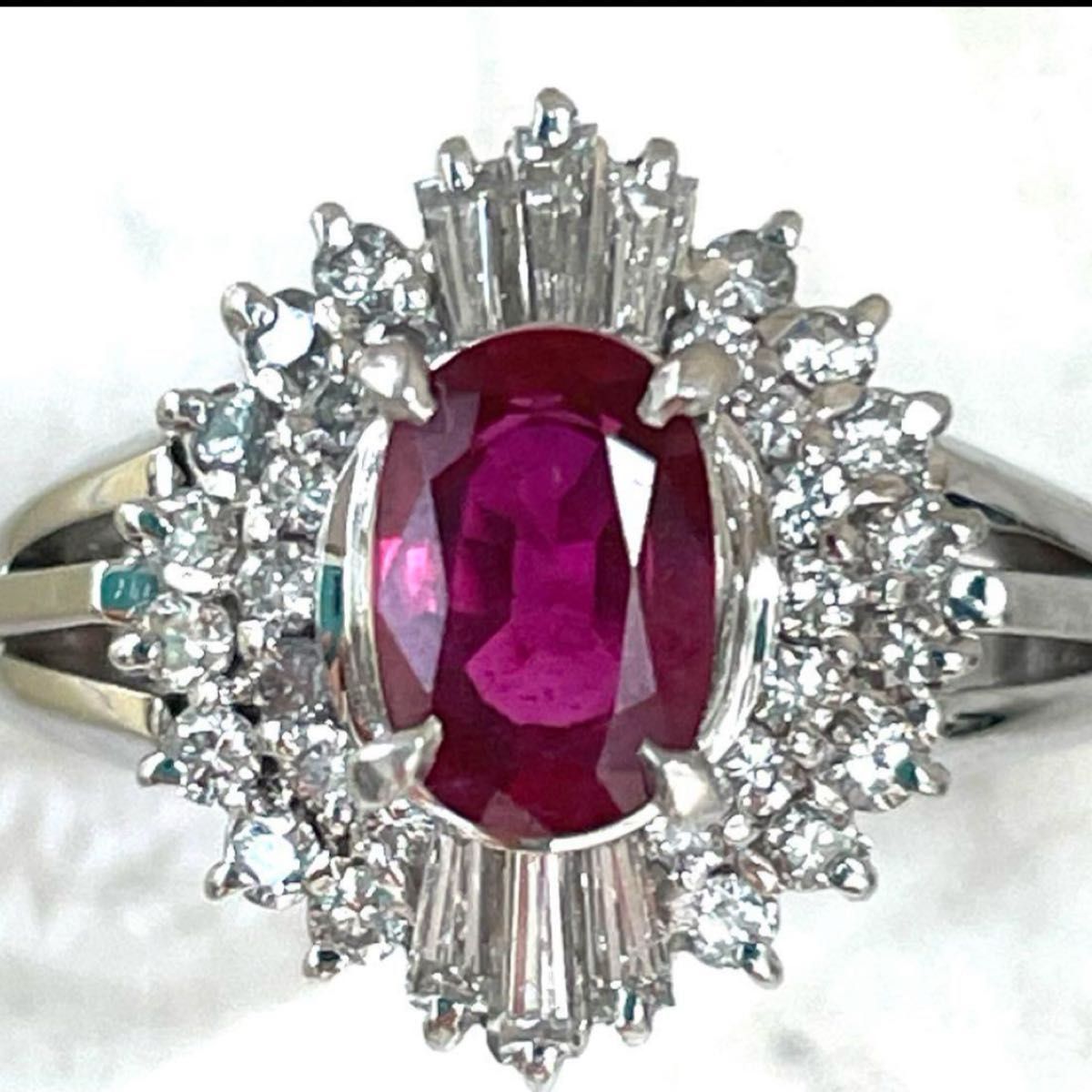 【上質な真っ赤なルビー】【大粒】【高級】ダイヤ取り巻きリング　Pt900 ダイヤモンドリング ダイヤ 指輪