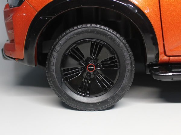 ▲超希少！特注品！1/18 五十鈴 ISUZU イスズ D-MAX Pickup 2023 Orange 新品_画像5