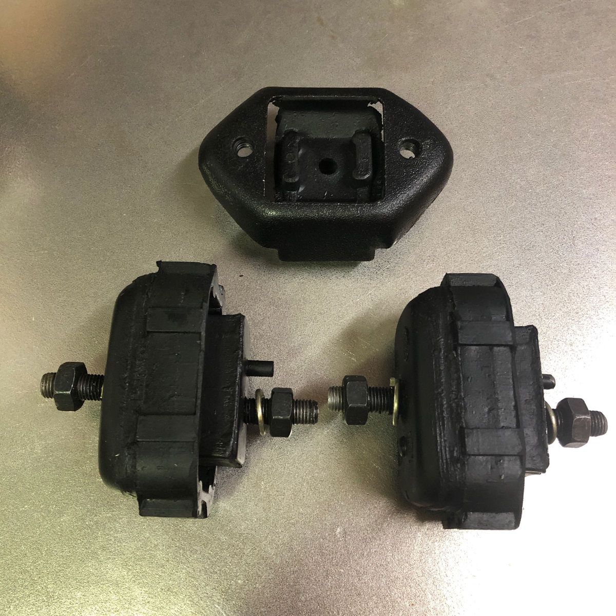 新品 エンジン ミッションマウント 1台分 スズキ ジムニー JA11 新品 エンジン ミッションマウント 1台分 スズキ ジムニー JA11