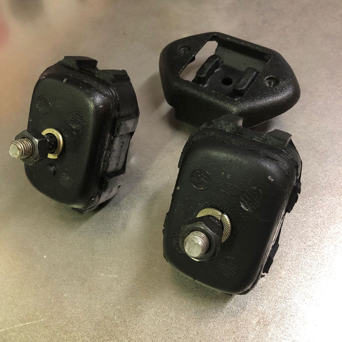 新品 エンジン ミッションマウント 1台分 スズキ ジムニー JA11 新品 エンジン ミッションマウント 1台分 スズキ ジムニー JA11