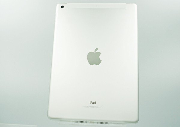 ◇【au/Apple】iPad 第5世代 Wi-Fi+Cellular 32GB SIMロック解除済 NP1L2J/A タブレット シルバー_画像1