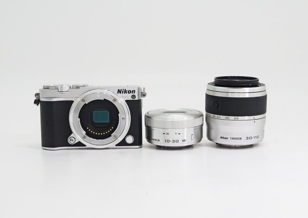 ◇美品【ニコン】Nikon 1 J5 ダブルズームレンズキット ミラーレス一眼カメラ シルバー_画像1