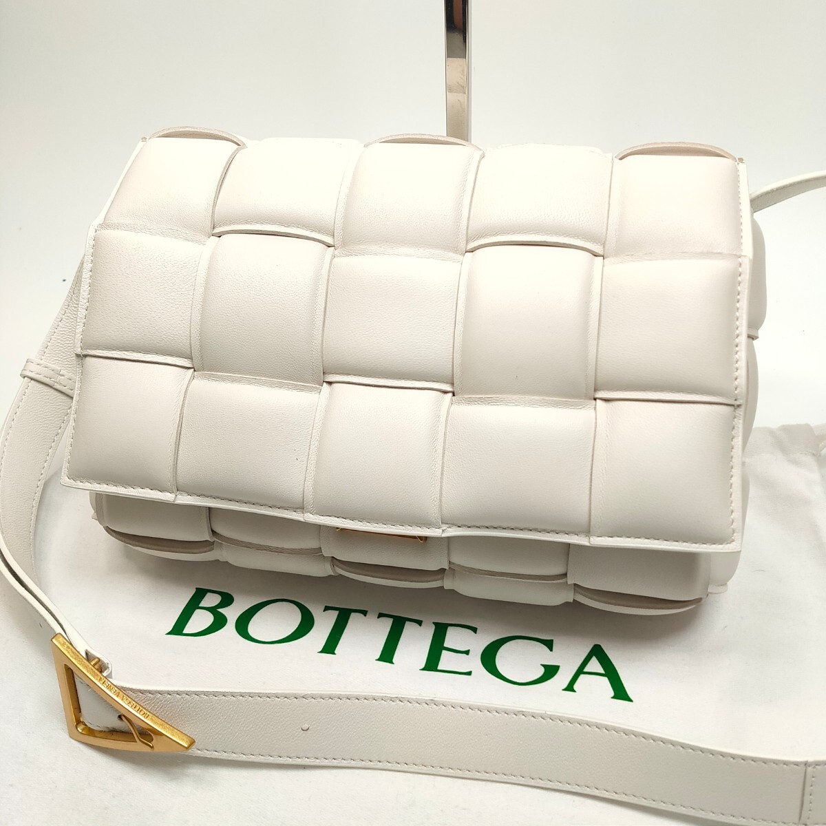 ★ほぼ未使用★ BOTTEGA VENETA ボッテガヴェネタ カセット パデッド ショルダーバッグ ラムレザー ホワイト クロスボディ 斜めがけ可能 _画像1