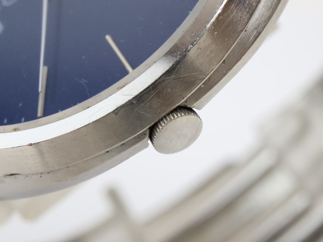 2402-611 セイコー クオーツ 腕時計 SEIKO 4120 9000 エンブレム ネイビー文字盤 銀色ケース_画像2