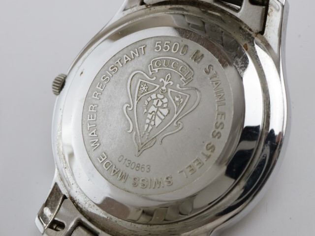 2403-596 グッチ クオーツ腕時計 5500M 黒文字盤 日付 ローマン文字 純正ベルトの画像6