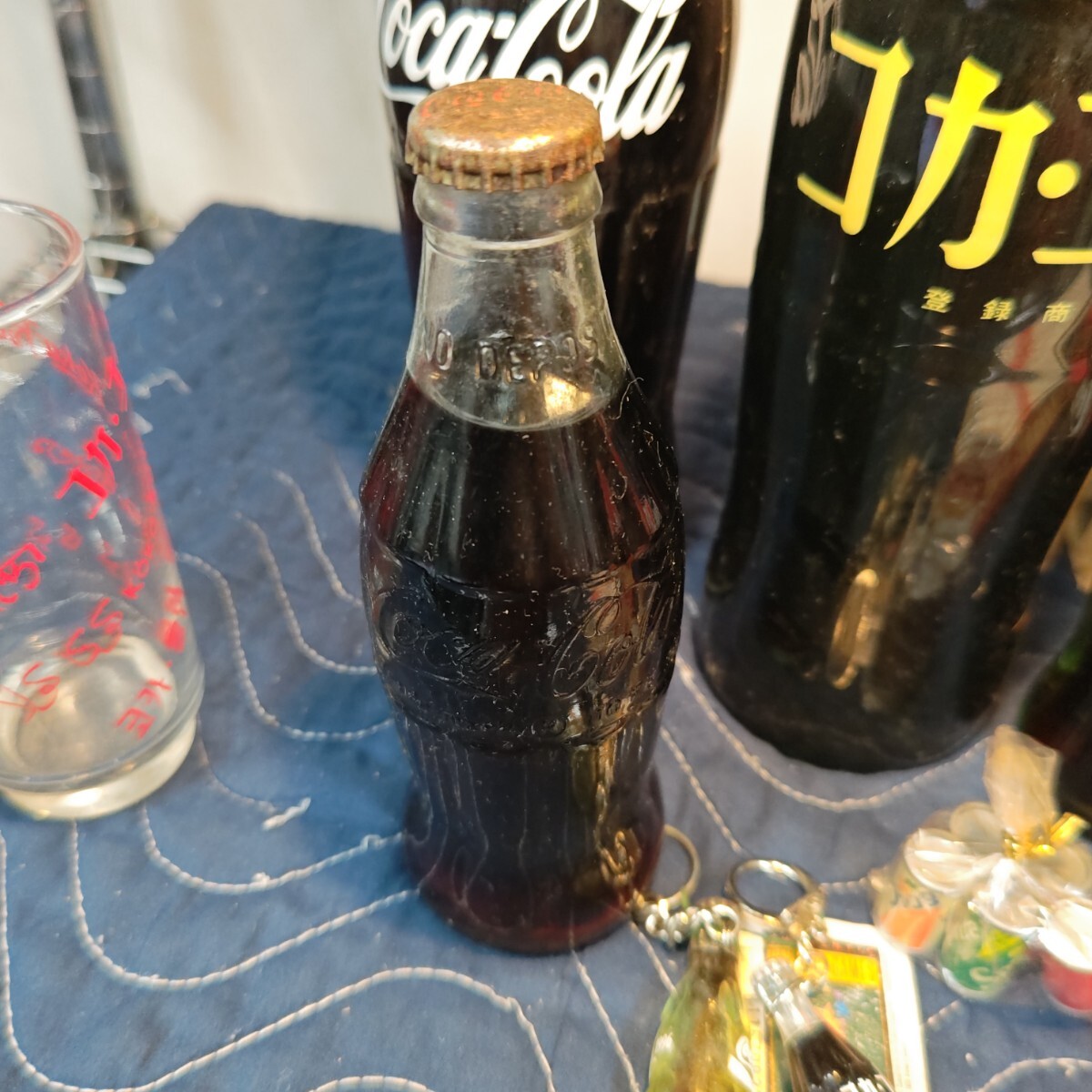 未開栓 昭和レトロ コカ・コーラ/coca-cola 1リットル瓶 中身入り 1000ml 当時物 アンティーク ガラスボトル コーラグッズまとめて　み_画像5