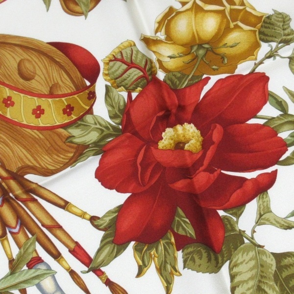 サルバトーレフェラガモ SalvatoreFerragamo - アイボリー×ゴールド×マルチ 花柄 美品 スカーフ_画像6
