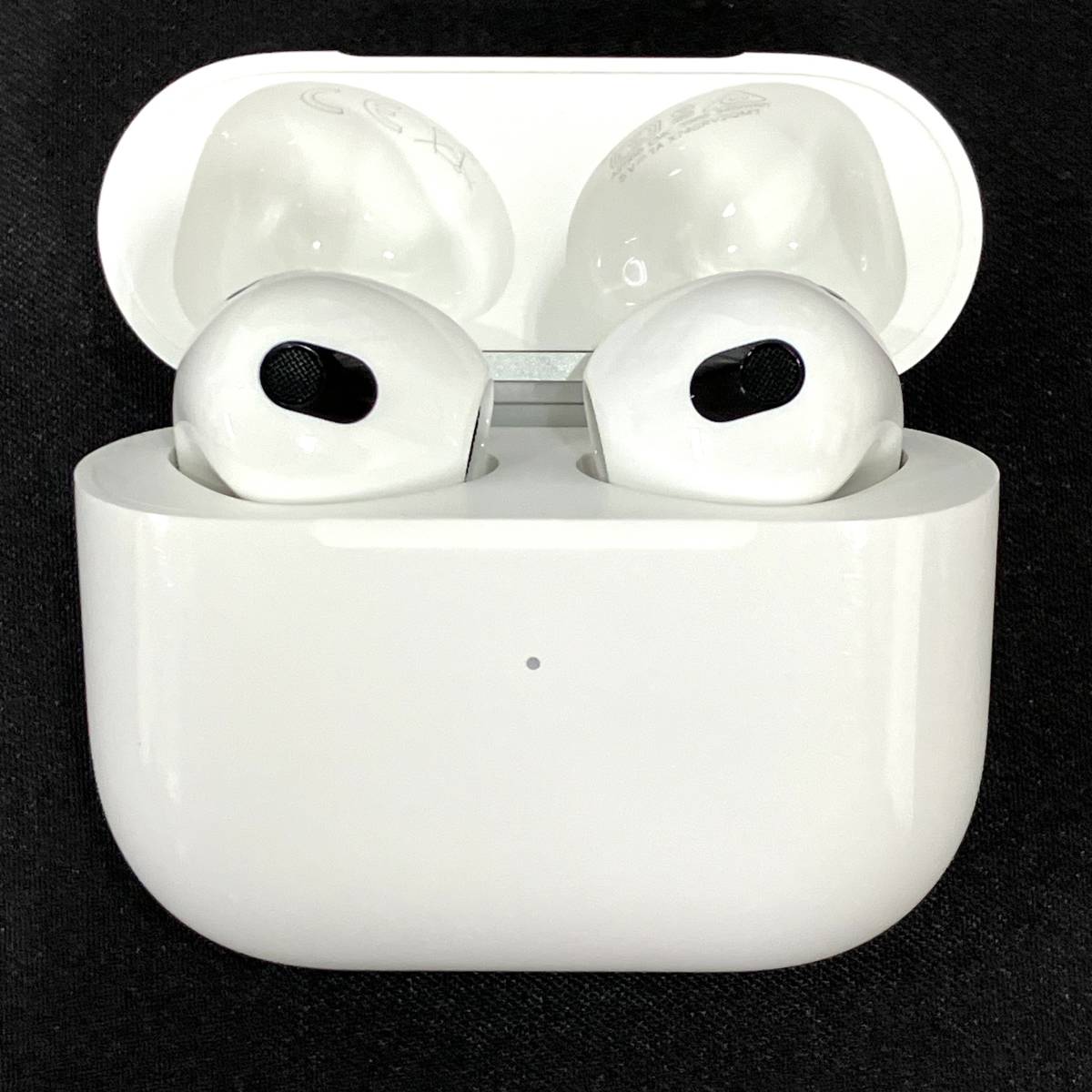 【中古】Apple AirPods 第3世代 MagSafe充電ケース ホワイト MME73J/A ワイヤレスイヤフォン_画像2